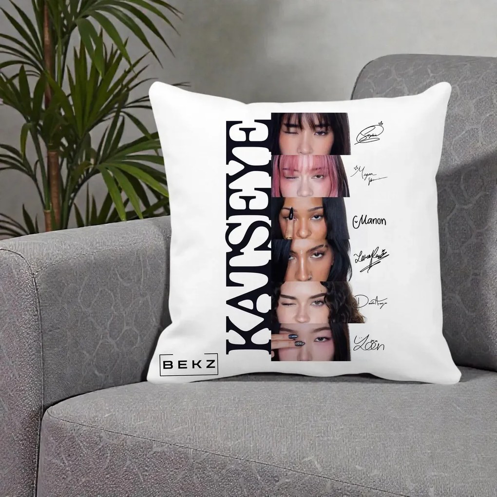 Perna Personalizata K-pop KATSEYE Semnaturi Membre Foto, 40x40 cm, Alba Mata, Husa Detasabila, Perna Inclusa, BEKZ®