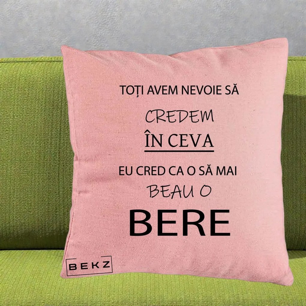 Perna Decorativa Eu Cred ca mai Beau o Bere, 40x40 cm, Roz, Husa Detasabila, Perna Inclusa, BEKZ®