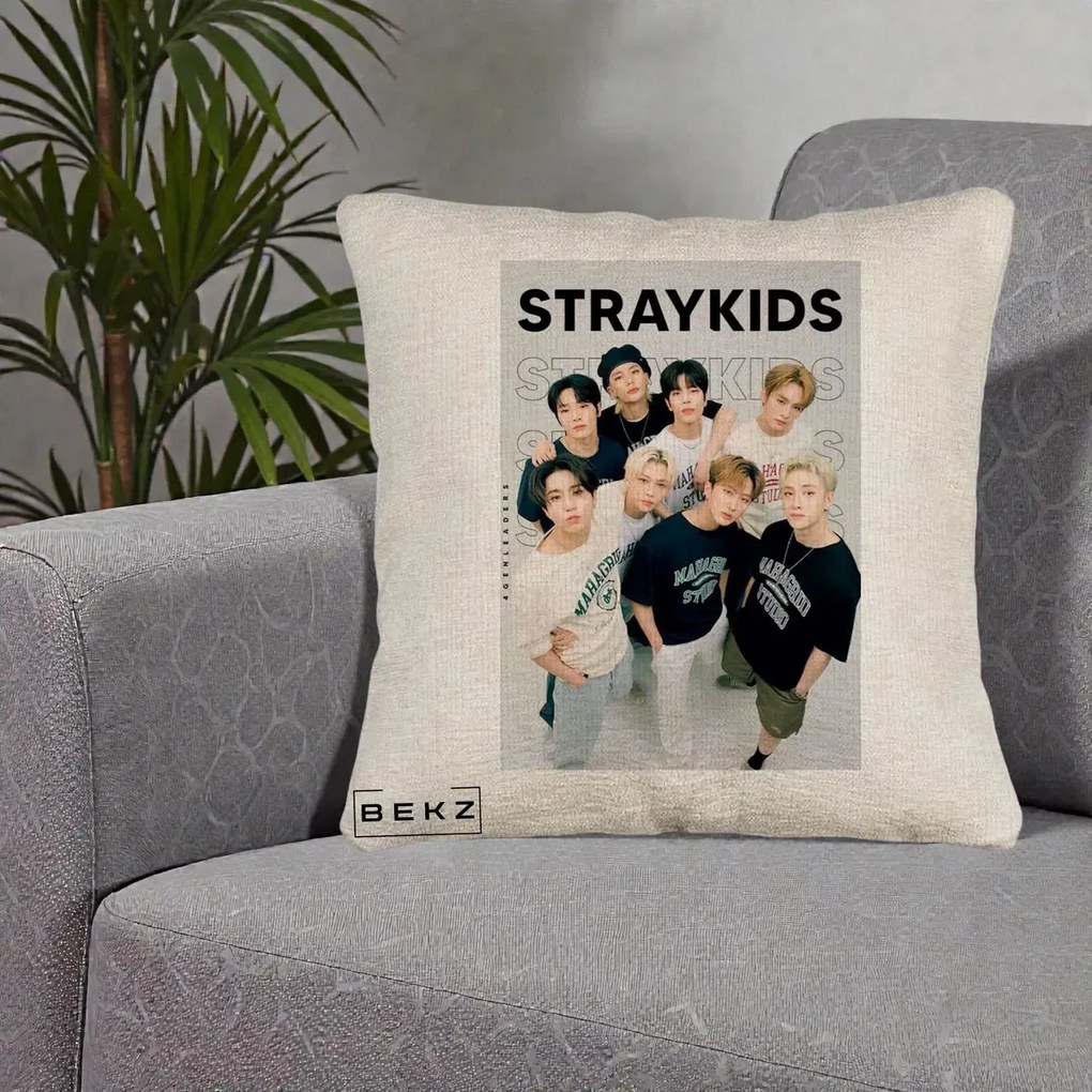 Perna Personalizata K-pop Stray Kids STRAYKIDS Alb-Negru cu Foto Grup, 40x40 cm, Bej Canapea, Husa Detasabila, Perna Inclusa, BEKZ®