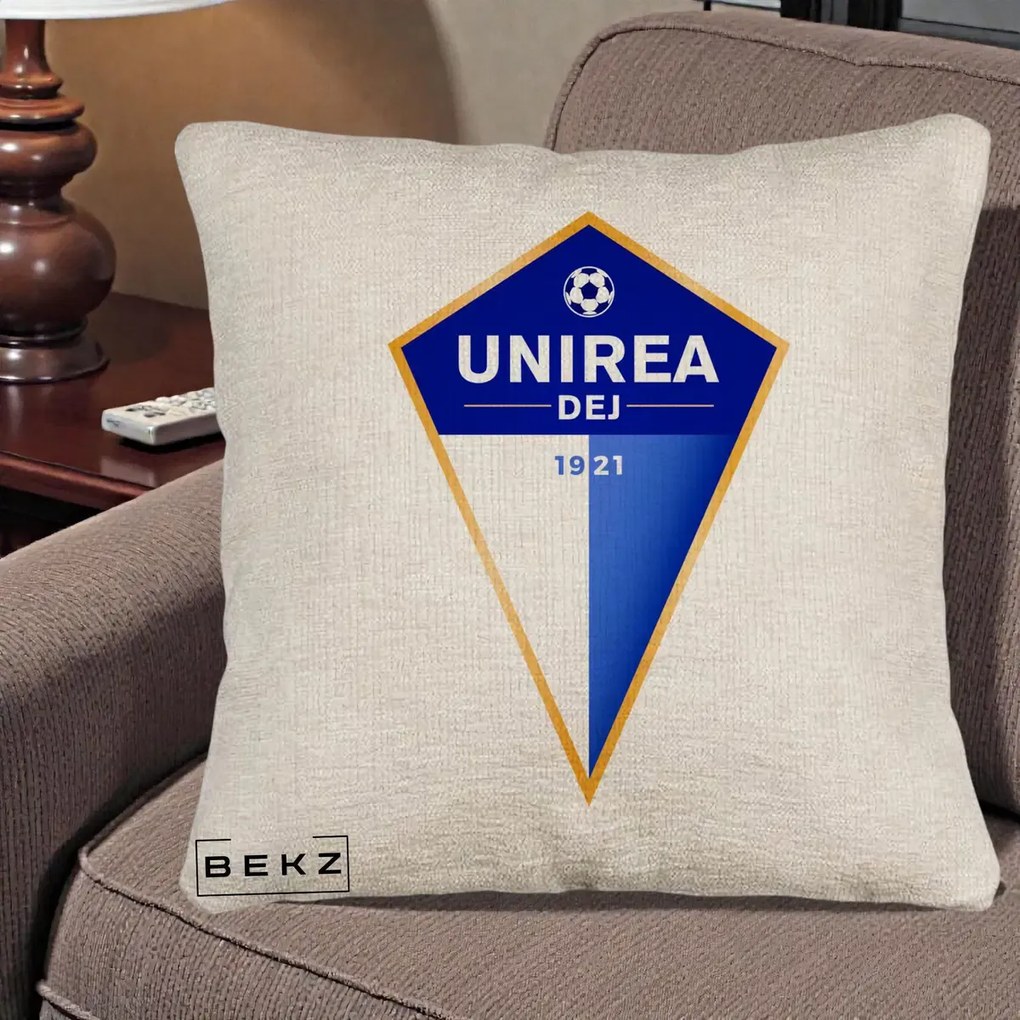 Perna Personalizata Unirea Dej 1921 Fotbal, 40x40 cm, Bej Canapea, Husa Detasabila, Perna Inclusa, BEKZ®