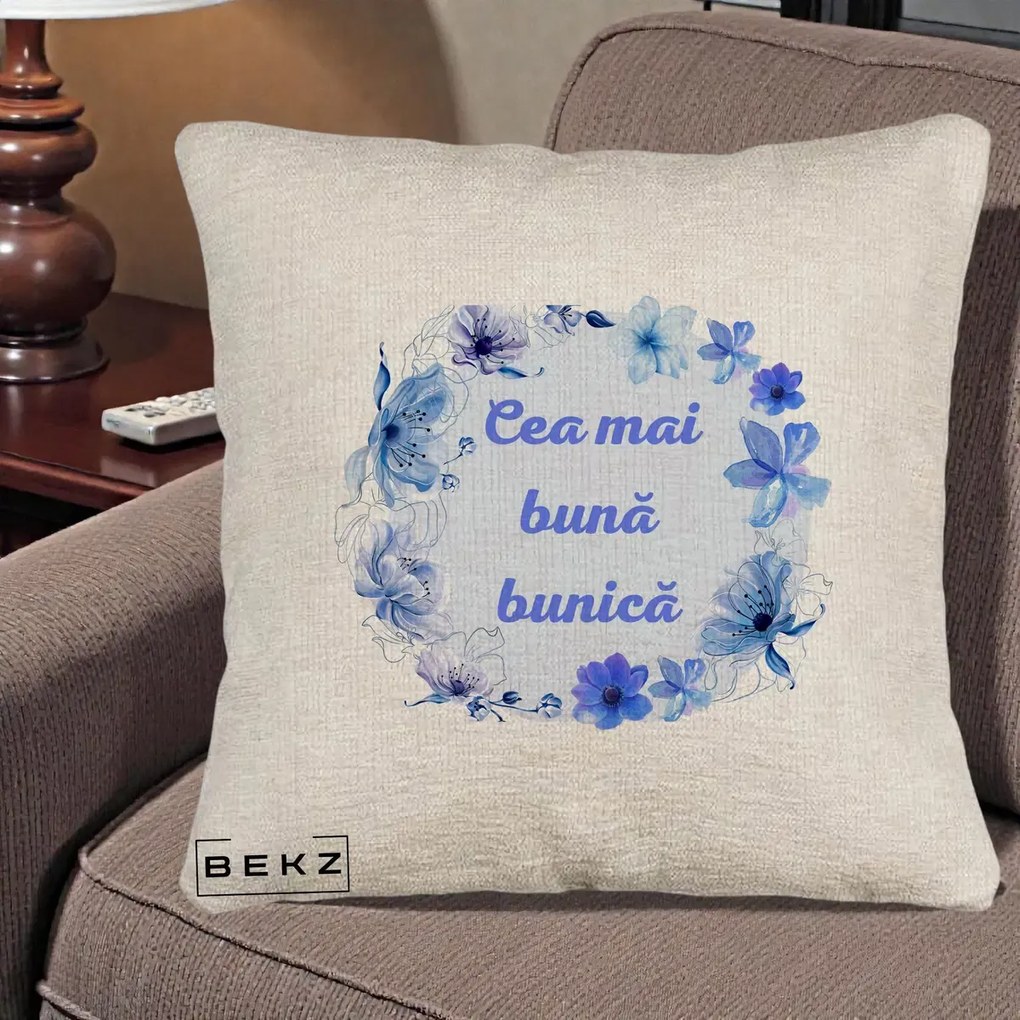 Cadou pentru Bunica - Perna Personalizata Cea Mai Buna Bunica Coronita Flori Albastre Acuarela, 40x40 cm, Bej Canapea, Husa Detasabila, Perna Inclusa, BEKZ®