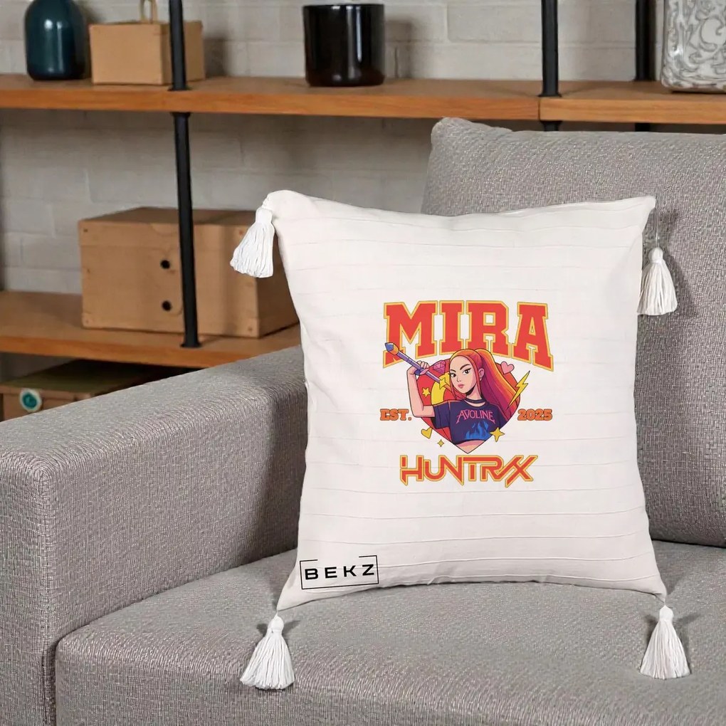Perna Personalizata K-pop HUNTRX Mira Personaj Avoline, 40x40 cm, Bej cu Franjuri, Husa Detasabila, Perna Inclusa, BEKZ®