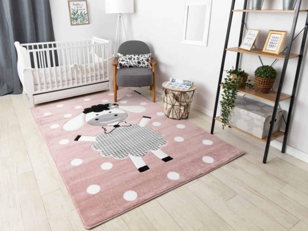 Covor roz cu buline Oaia veselă Dimensiuni: 160x220 cm