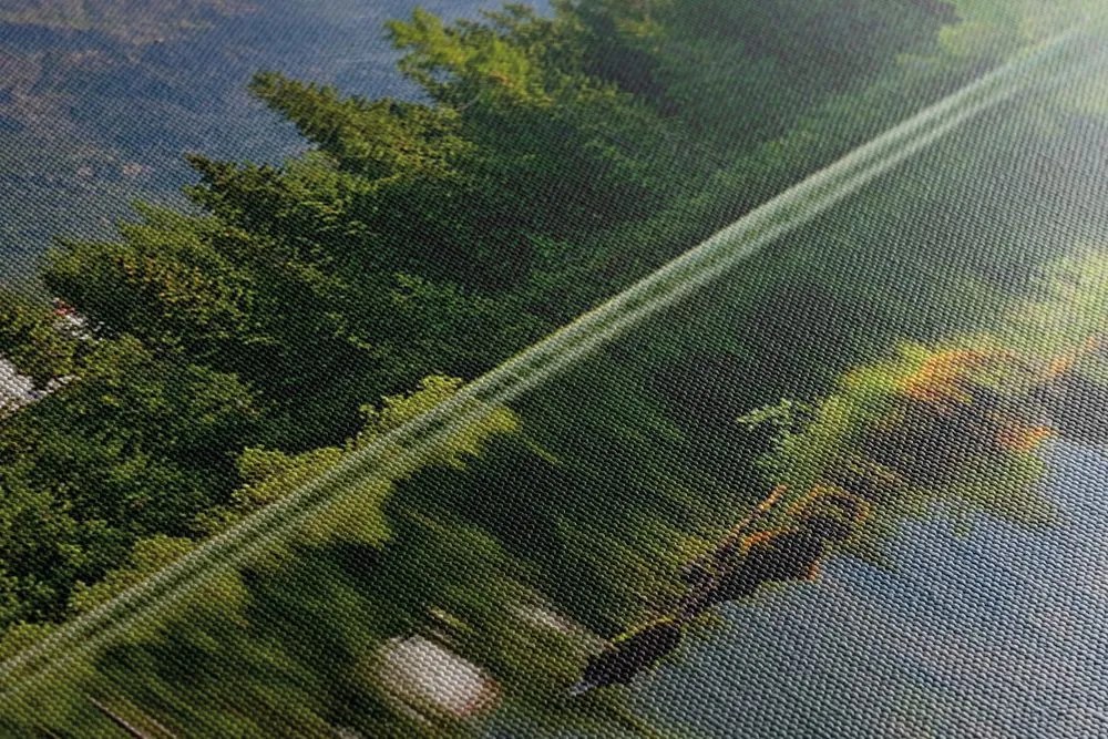 Tablou panoramă inedită a munților lângă lac
