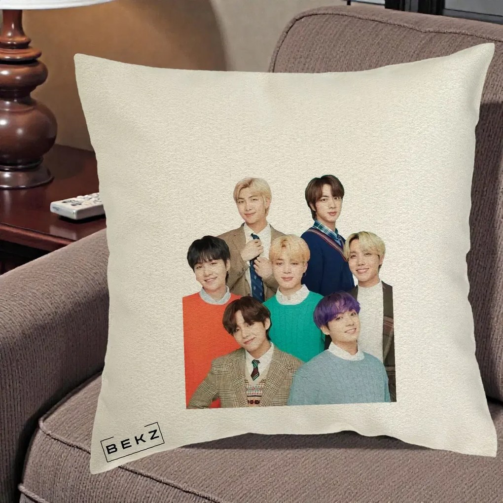 Perna Personalizata K-pop BTS Fotografie Grup Tinute Elegante, 40x40 cm, Ecru, Husa Detasabila, Perna Inclusa, BEKZ®
