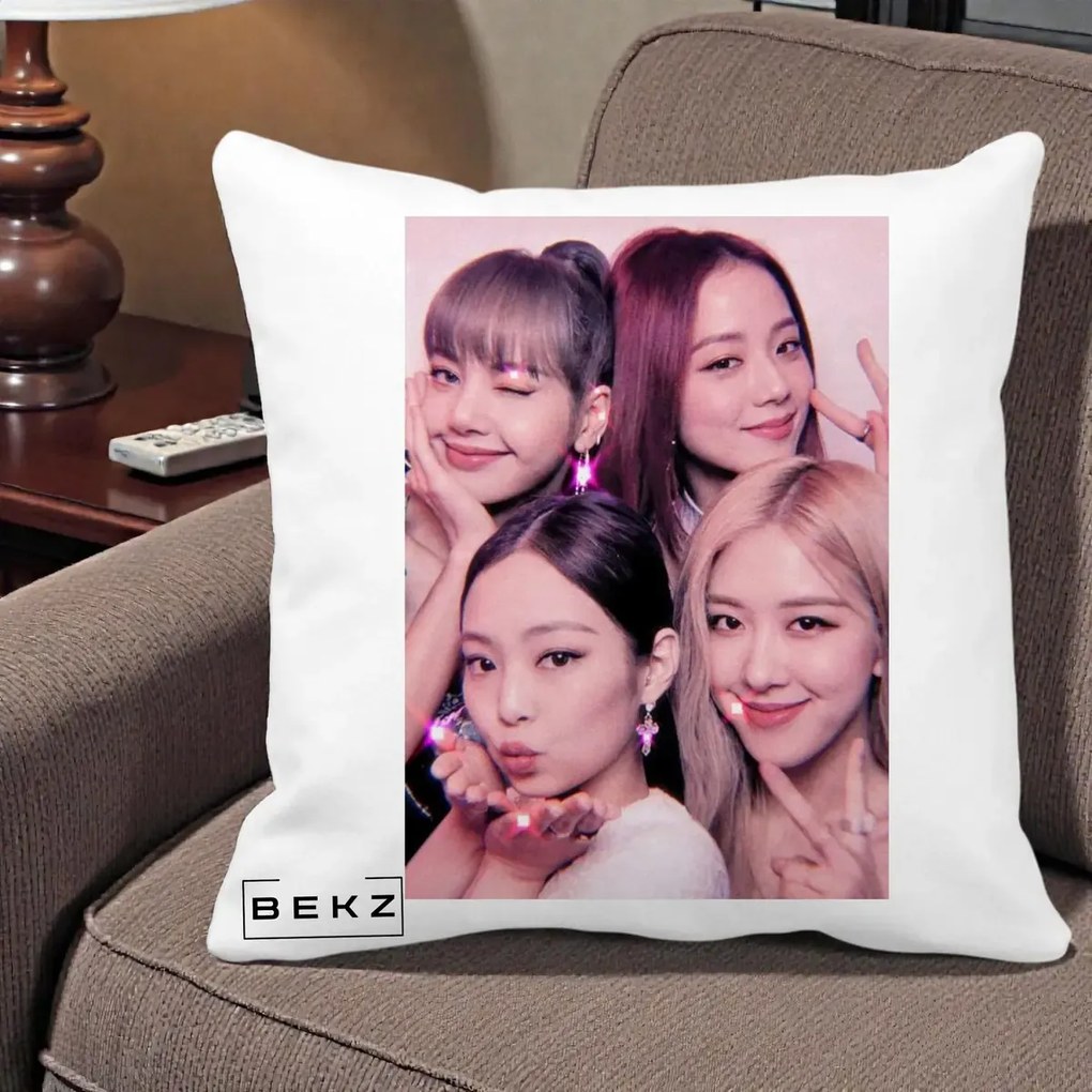 Perna Personalizata K-pop BLACKPINK Foto Grup Selfie Roz cu Glitter, 40x40 cm, Alba Mata, Husa Detasabila, Perna Inclusa, BEKZ®