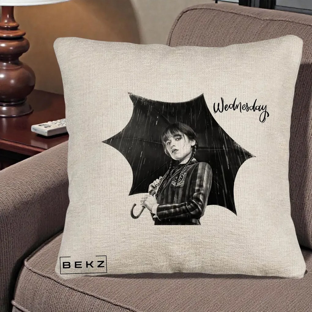 Perna Personalizata Wednesday Addams cu Umbrela Foto, 40x40 cm, Bej Canapea, Husa Detasabila, Perna Inclusa, BEKZ®