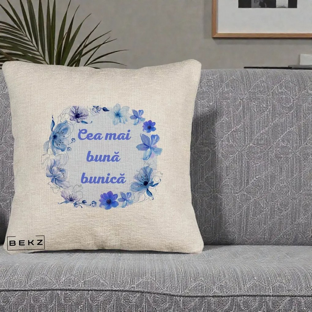 Cadou pentru Bunica - Perna Personalizata Cea Mai Buna Bunica Coronita Flori Albastre Acuarela, 40x40 cm, Bej Canapea, Husa Detasabila, Perna Inclusa, BEKZ®