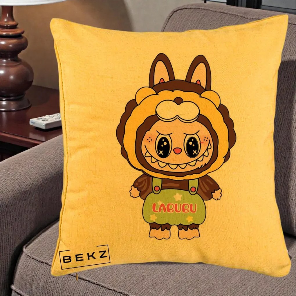 Perna Personalizata Labubu Leu Galben cu Salopeta, 40x40 cm, Galben, Husa Detasabila, Perna Inclusa, BEKZ®