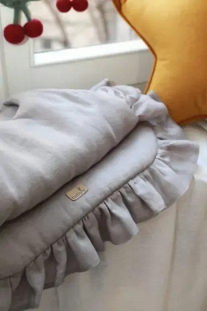 Sac de dormit pana la 9 luni, In Gri cu volanase by BabyLy cu umplutura antialergica BabySoft  , marimea S, 2 TOG pe tot parcursul anului