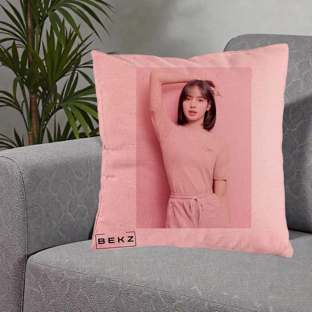 Perna Personalizata K-pop BLACKPINK Lisa Roz, 40x40 cm, Roz, Husa Detasabila, Perna Inclusa, BEKZ®
