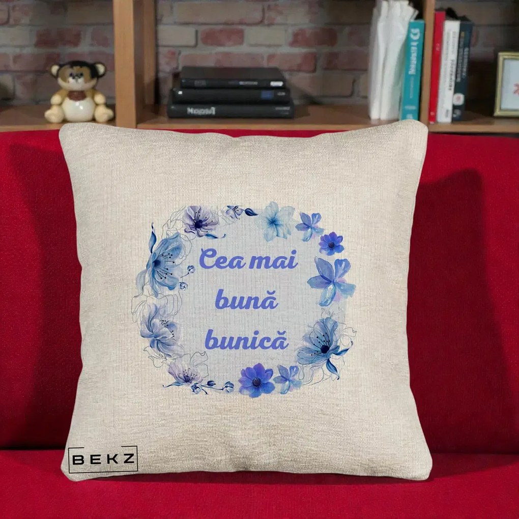 Cadou pentru Bunica - Perna Personalizata Cea Mai Buna Bunica Coronita Flori Albastre Acuarela, 40x40 cm, Bej Canapea, Husa Detasabila, Perna Inclusa, BEKZ®