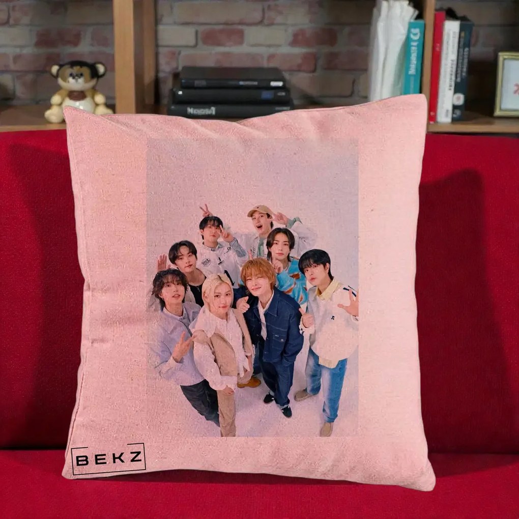 Perna Personalizata K-pop Stray Kids Foto Grup Alb cu 8 Membrii de Sus, 40x40 cm, Roz, Husa Detasabila, Perna Inclusa, BEKZ®
