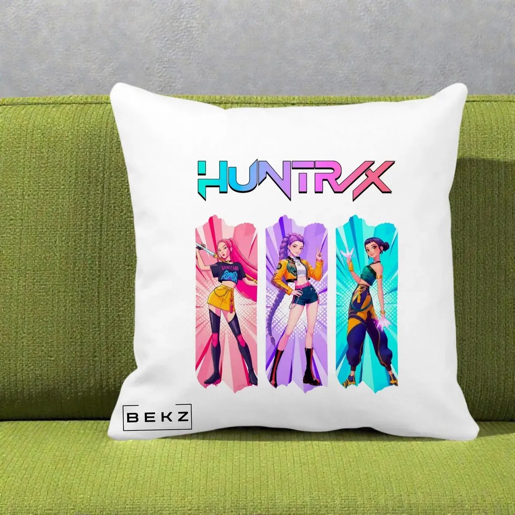 Perna Personalizata K-pop HUNTRX Trio cu Pisica in Benzi, 40x40 cm, Alba Mata, Husa Detasabila, Perna Inclusa, BEKZ®