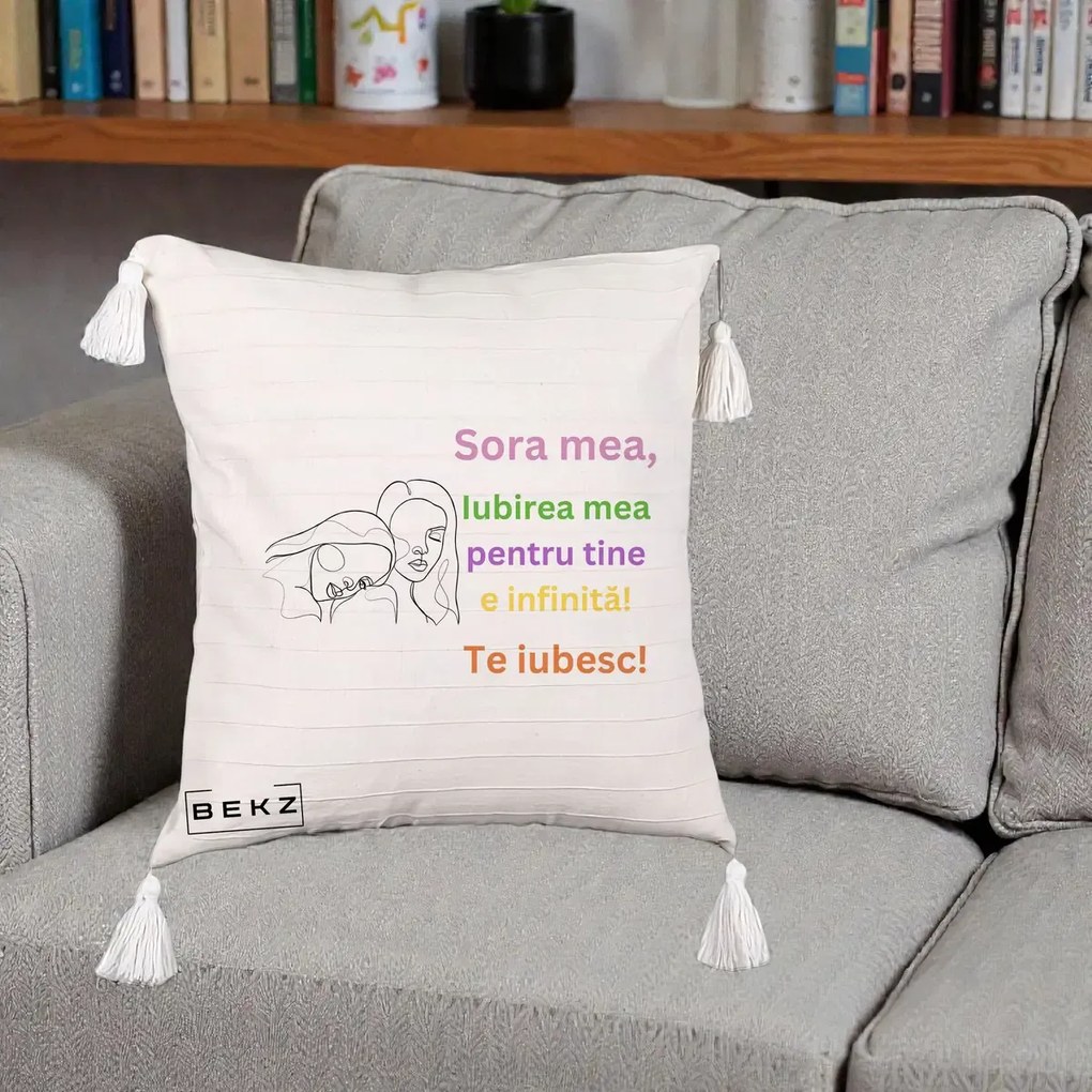 Cadou pentru Sora - Perna Personalizata Sora Mea Te Iubesc Line Art Fete Colorate Brate Ridicate, 40x40 cm, Bej cu Franjuri, Husa Detasabila, Perna Inclusa, BEKZ®