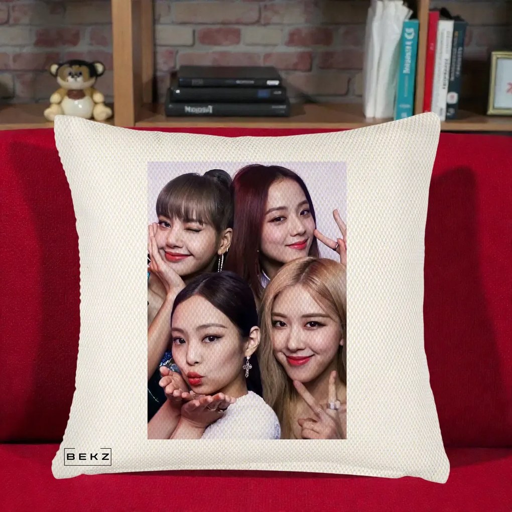Perna Personalizata K-pop BLACKPINK Foto Grup Selfie 4 Membre, 40x40 cm, Crem Reliefat, Husa Detasabila, Perna Inclusa, BEKZ®