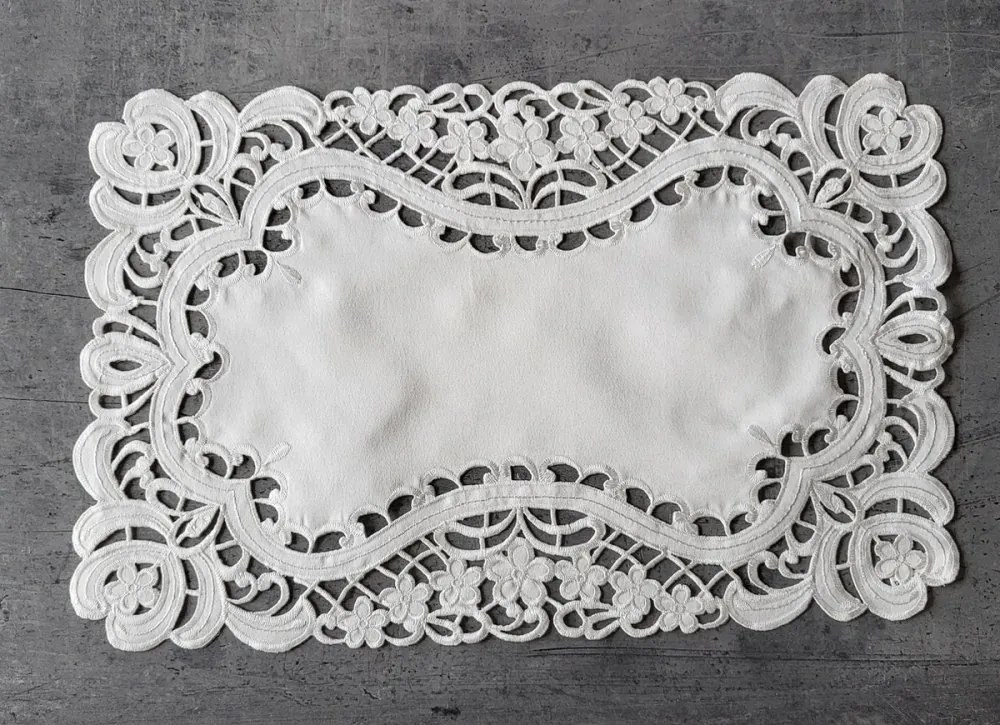 Față de masă elegantă cu broderie decorativă - alb Lățime: 30 cm | Lungime: 45 cm