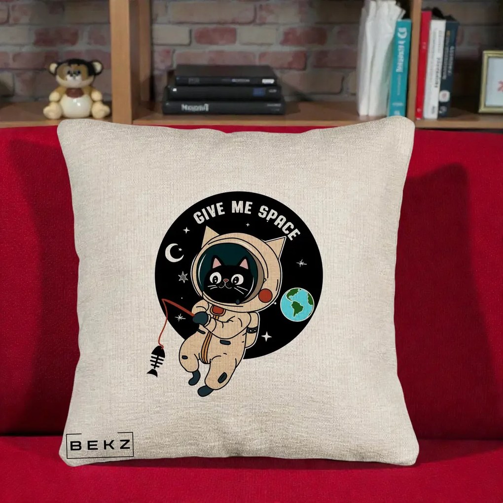 Perna Decorativa Give Me Space Pisica Astronaut, 40x40 cm, Bej Canapea, Husa Detasabila, Perna Inclusa, BEKZ®