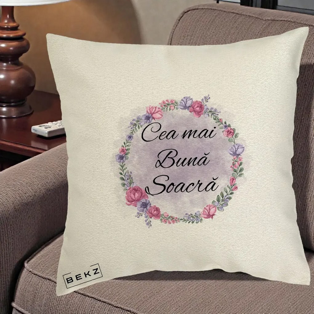 Cadou pentru Soacra - Perna Personalizata Cea mai Buna Soacra cu Coronita Flori Roz si Mov, 40x40 cm, Ecru, Husa Detasabila, Perna Inclusa, BEKZ®