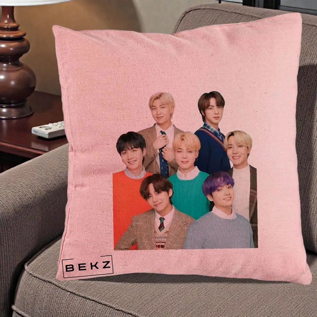 Perna Personalizata K-pop BTS Fotografie Grup Tinute Elegante, 40x40 cm, Roz, Husa Detasabila, Perna Inclusa, BEKZ®