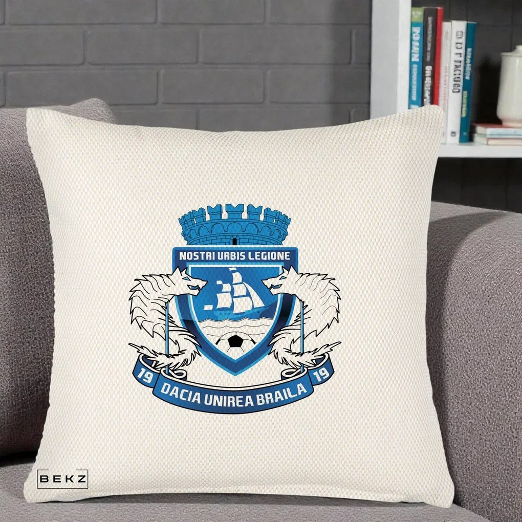 Perna Personalizata Dacia Unirea Braila 1919 Fotbal, 40x40 cm, Crem Reliefat, Husa Detasabila, Perna Inclusa, BEKZ®