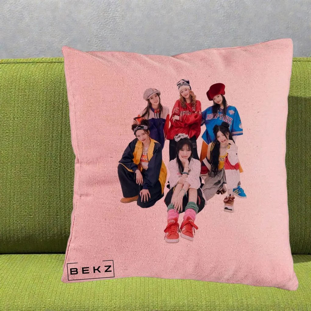 Perna Personalizata Grup K-pop Fete Streetwear Foto, 40x40 cm, Roz, Husa Detasabila, Perna Inclusa, BEKZ®