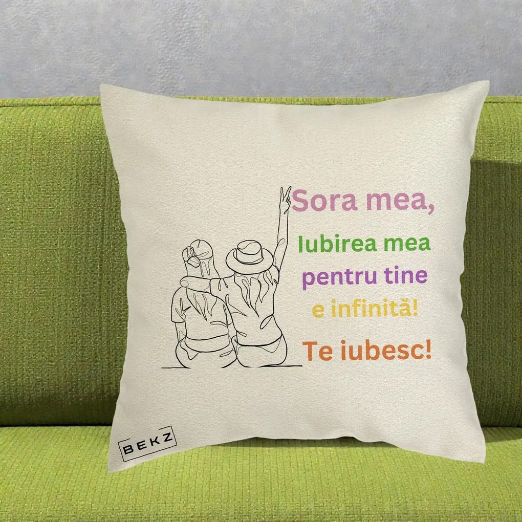 Cadou pentru Sora - Perna Personalizata Sora Mea Te Iubesc Doua Fete cu Palarie si Umbrela, 40x40 cm, Ecru, Husa Detasabila, Perna Inclusa, BEKZ®
