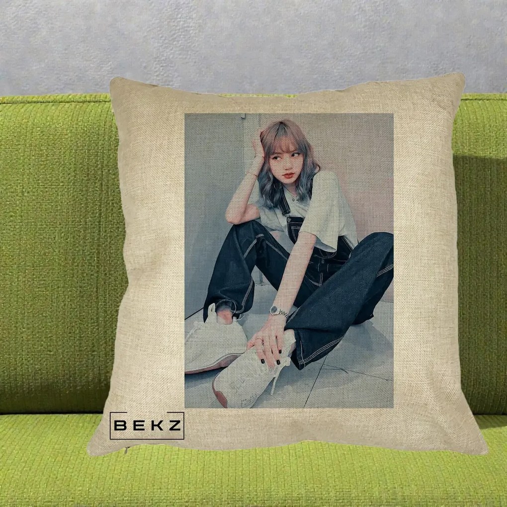 Perna Personalizata K-pop BLACKPINK Lisa, 40x40 cm, Crem, Husa Detasabila, Perna Inclusa, BEKZ®