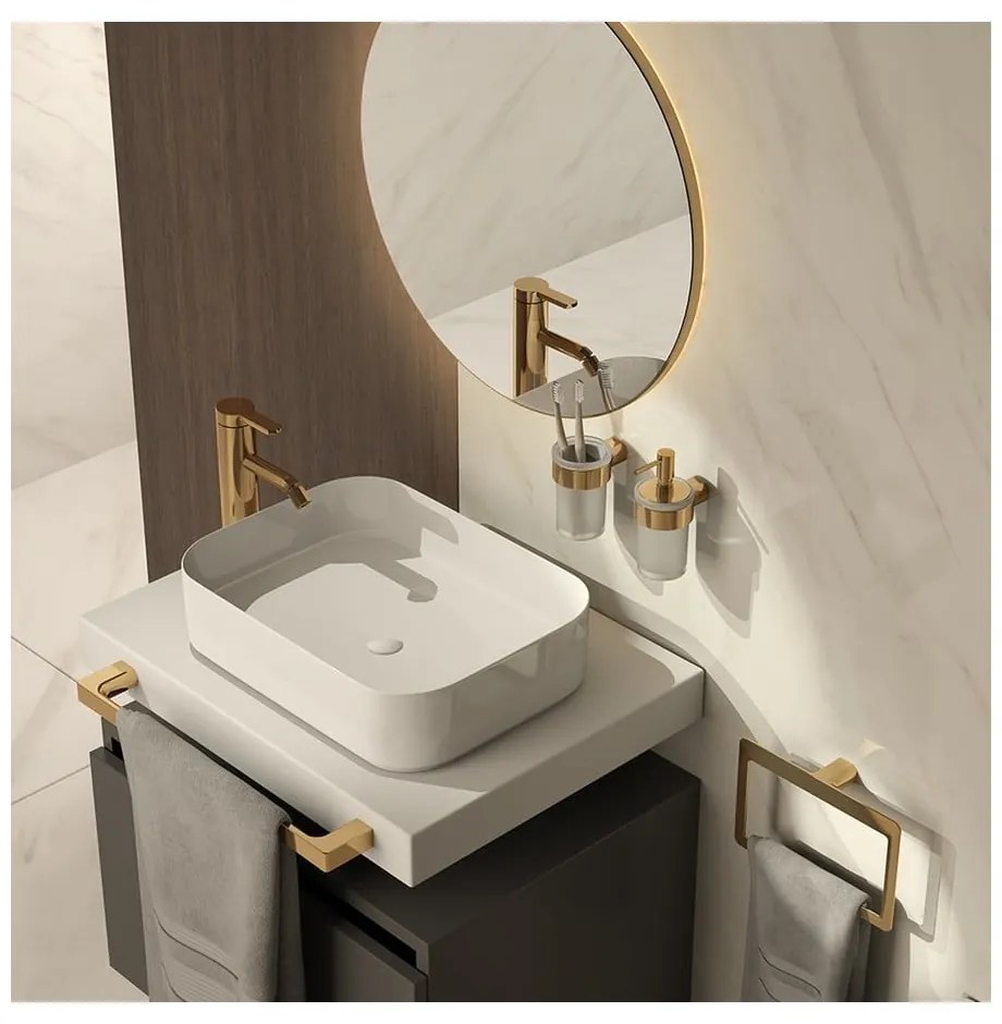 Dozator de săpun lichid alb/auriu de montat pe perete din sticlă 110 ml Gedy Pirenei – Sapho