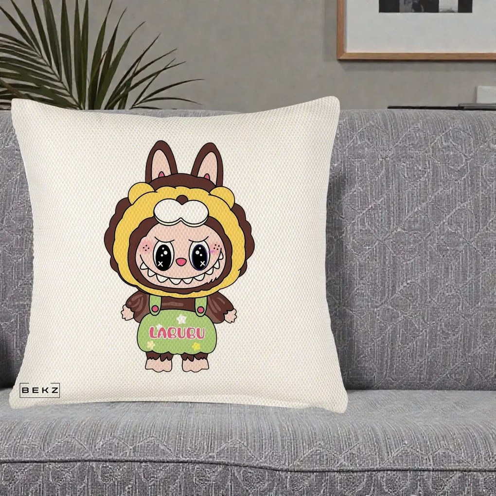 Perna Personalizata Labubu Leu Galben cu Salopeta, 40x40 cm, Crem Reliefat, Husa Detasabila, Perna Inclusa, BEKZ®