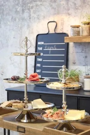 Platou servire din aluminiu cu 2 tăvi rotunde, finisaj argintiu, H35 cm, Ø25,5 cm