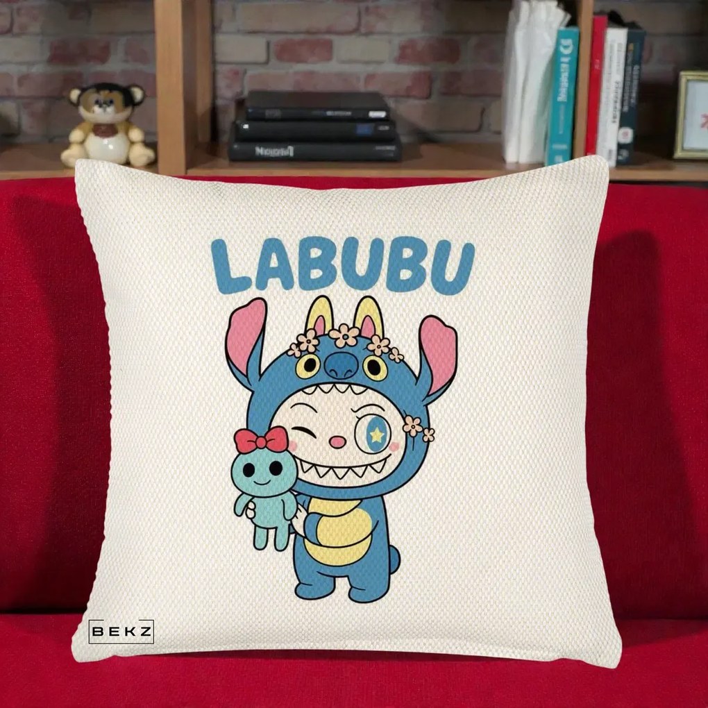 Perna Personalizata Labubu x Stitch cu Flori, 40x40 cm, Crem Reliefat, Husa Detasabila, Perna Inclusa, BEKZ®
