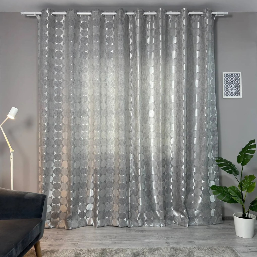 Set două Draperii (Opacitate 70%), din Satin tip Damasc (Model circular), Gata lucrate (Inele galerie), Culoare Gri + Argintiu (Efect semi-lucios), Dimensiuni draperie 160x260 cm (x2), Brand Originalio