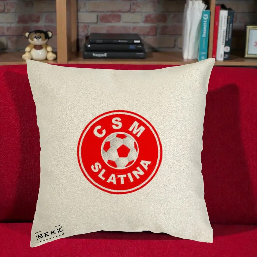 Perna Personalizata CSM Slatina Fotbal, 40x40 cm, Ecru, Husa Detasabila, Perna Inclusa, BEKZ®
