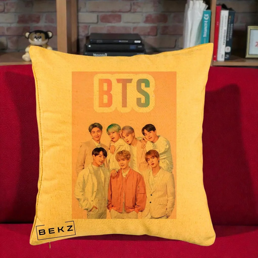 Perna Personalizata K-pop BTS Foto Grup cu BTS si Fond Roz Pastel, 40x40 cm, Galben, Husa Detasabila, Perna Inclusa, BEKZ®