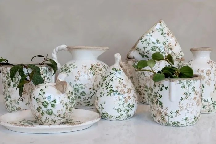 Ghiveci decorativ tronconic alb din ceramică antichizată, pictat manual, cu decor floral-vegetal, 14,5x18 cm, „Grasse"