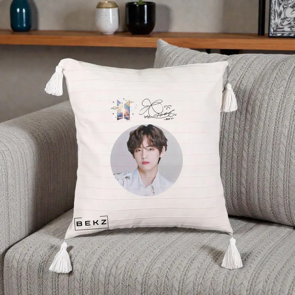 Perna Personalizata K-pop BTS V Taehyung Portret Cerc Autograf, 40x40 cm, Bej cu Franjuri, Husa Detasabila, Perna Inclusa, BEKZ®