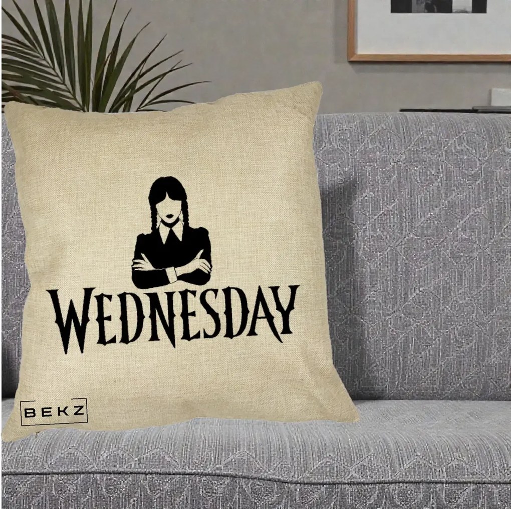 Perna Personalizata Wednesday Addams cu Brate Incrucisate, 40x40 cm, Crem, Husa Detasabila, Perna Inclusa, BEKZ®