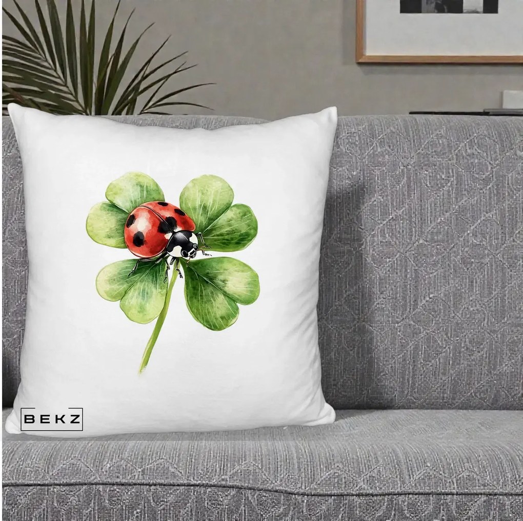 Perna Decorativa Buburuza Norocoasa pe Trifoi cu Patru Foi, 40x40 cm, Alb Pufos, Husa Detasabila, Perna Inclusa, BEKZ®