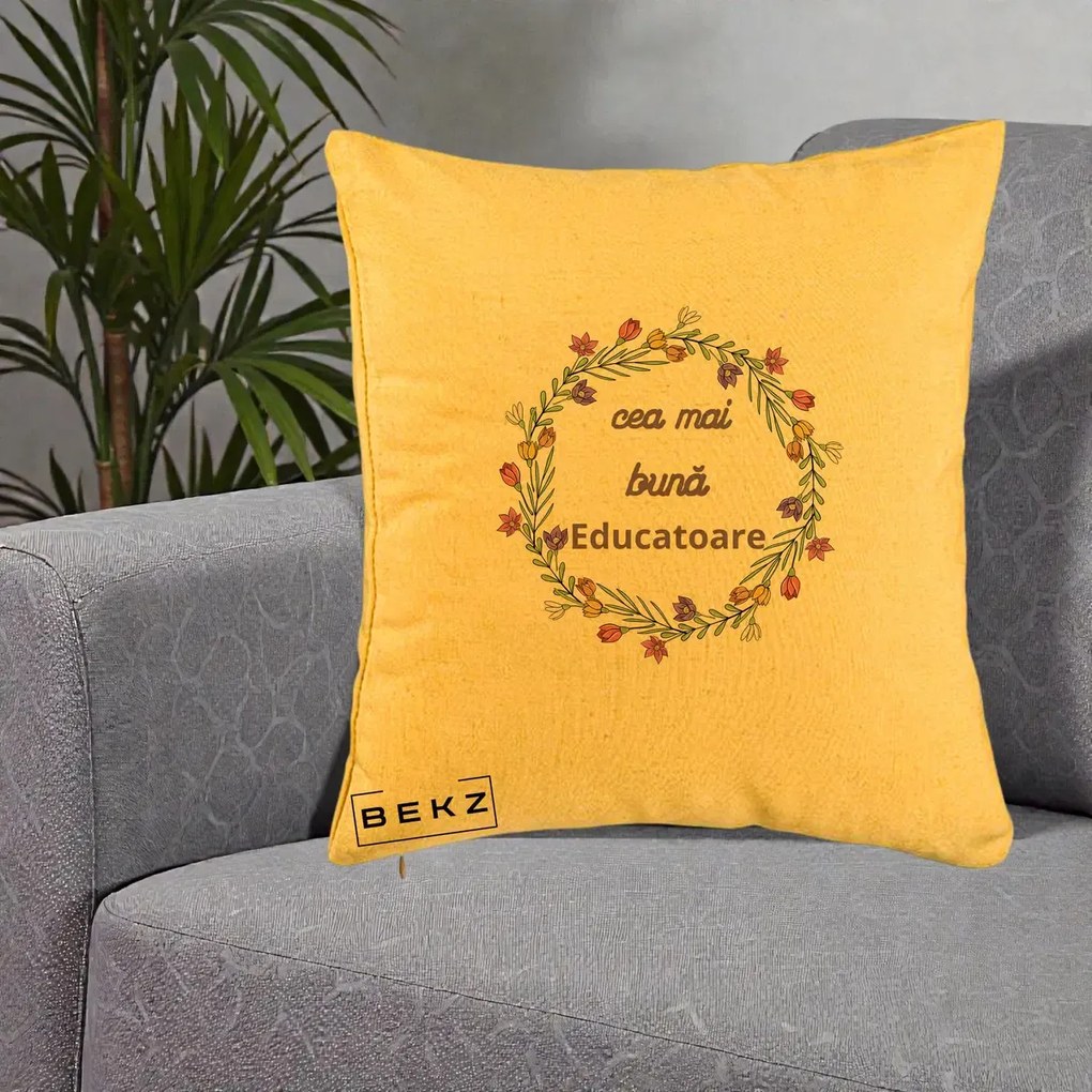 Cadou pentru Educatoare - Perna Personalizata Cea mai Buna Educatoare cu Coronita Florala Colorata, 40x40 cm, Galben, Husa Detasabila, Perna Inclusa, BEKZ®