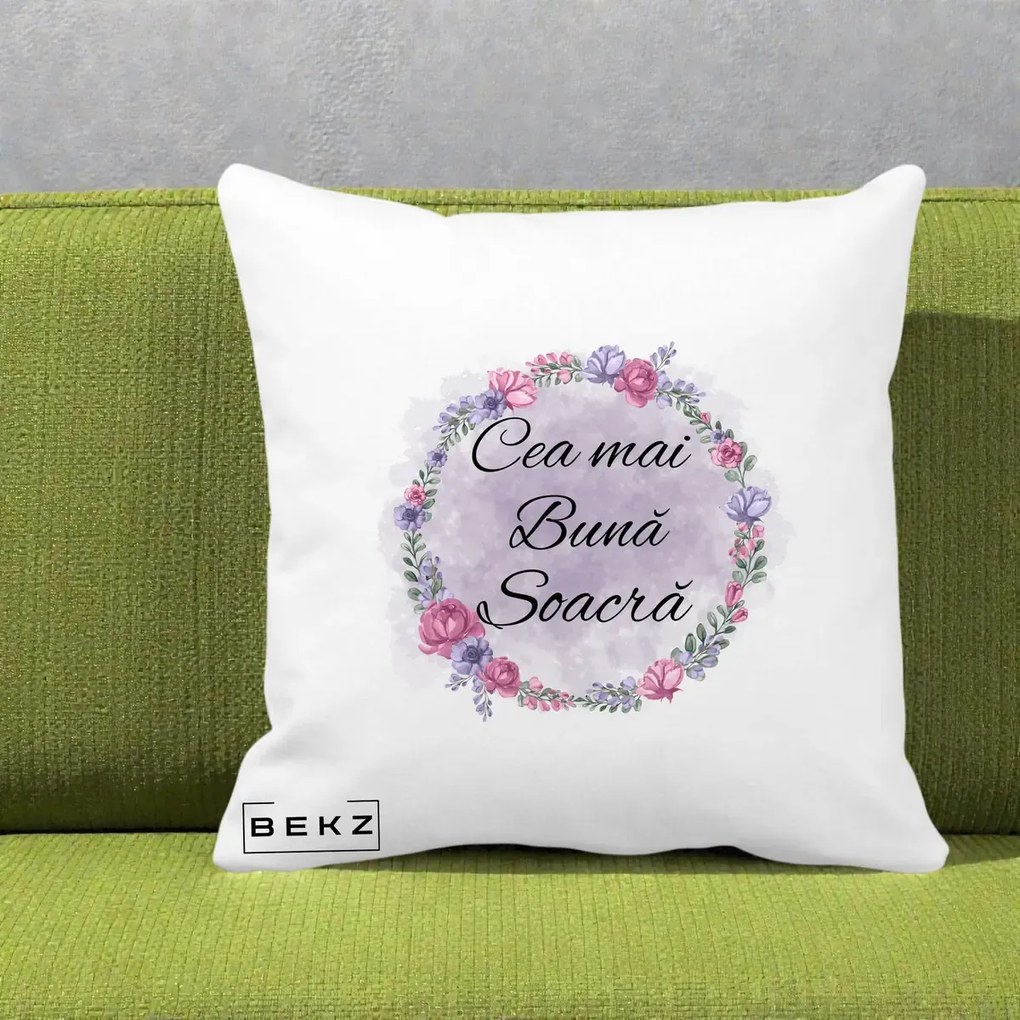 Cadou pentru Soacra - Perna Personalizata Cea mai Buna Soacra cu Coronita Flori Roz si Mov, 40x40 cm, Alba Mata, Husa Detasabila, Perna Inclusa, BEKZ®
