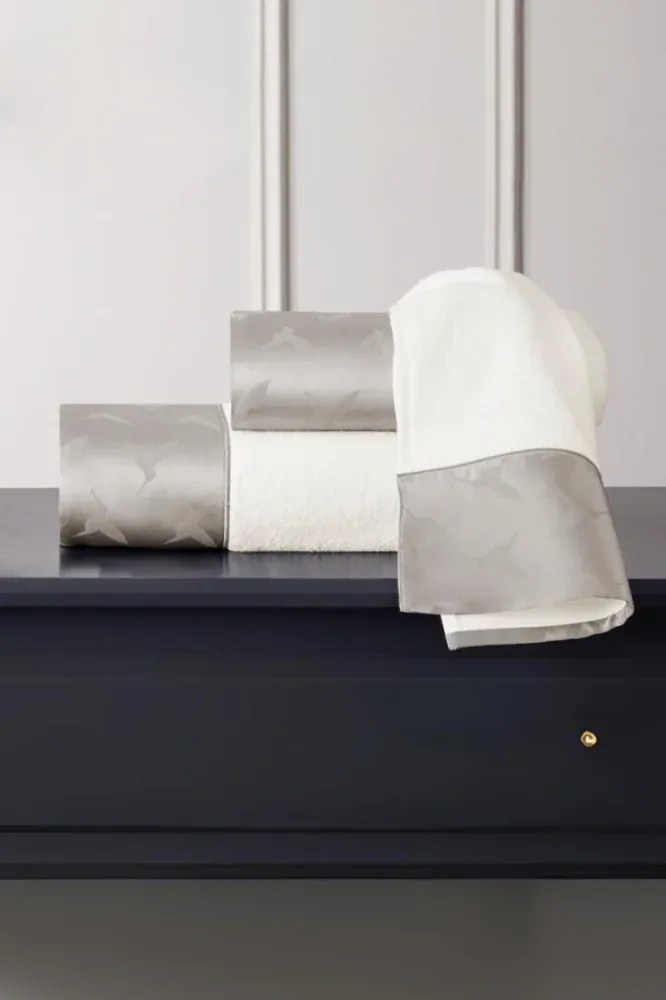 Set cadou de prosoape și prosop de corp COLIBRI, 3 buc Alb – Broderie gri Set (prosop mic 30x50cm, prosop 50x100cm, prosop de corp 75x150cm)