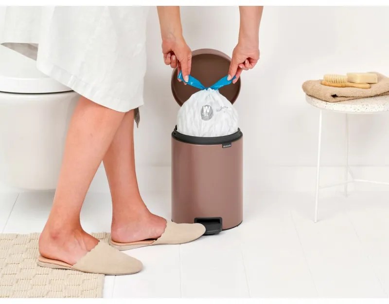 Cos de gunoi cu pedala Brabantia NewIcon 1008841, 5 L, Inchidere lina, Baza antiderapanta, Finisaj satinat, Maro