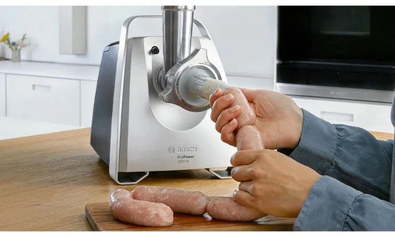 Mașină de tocat carne Bosch MFW68660, 2200W, atașament pentru roșii și cârnați, invers, 4,3 kg/min, Inox