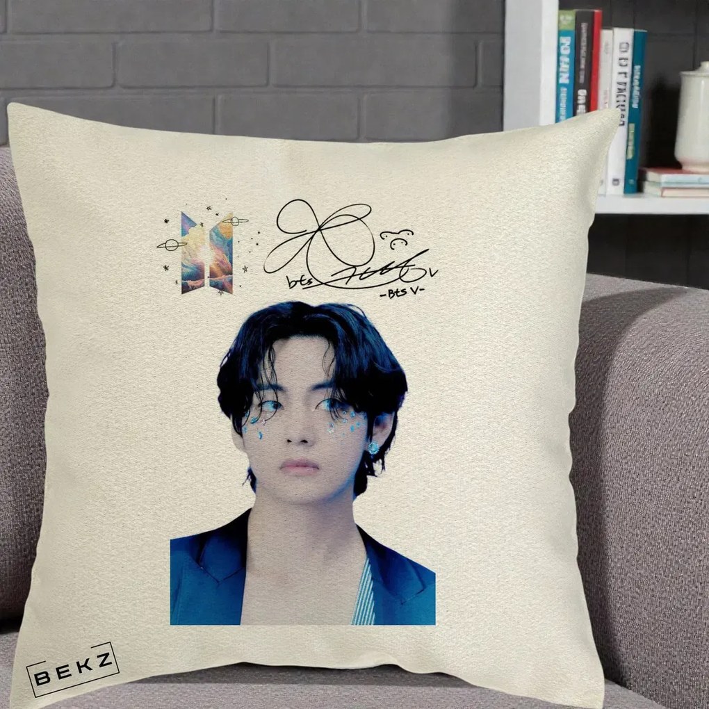 Perna Personalizata K-pop BTS V Taehyung Portret cu Autograf, 40x40 cm, Ecru, Husa Detasabila, Perna Inclusa, BEKZ®