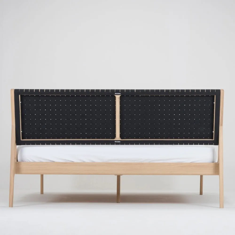 Pat matrimonial negru/în culoare naturală din lemn masiv de stejar 140x200 cm Fawn – Gazzda