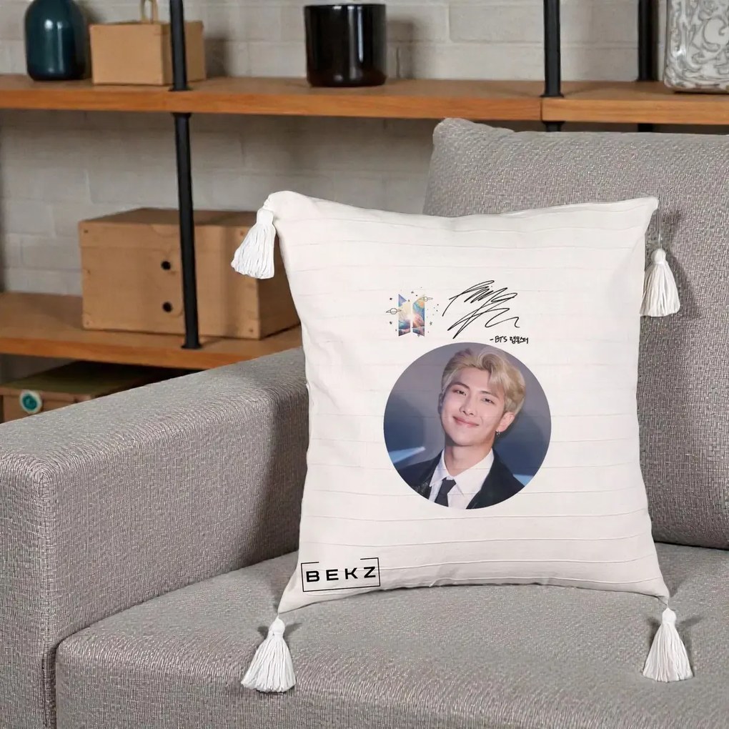 Perna Personalizata K-pop BTS RM Namjoon Portret Cerc cu Autograf, 40x40 cm, Bej cu Franjuri, Husa Detasabila, Perna Inclusa, BEKZ®