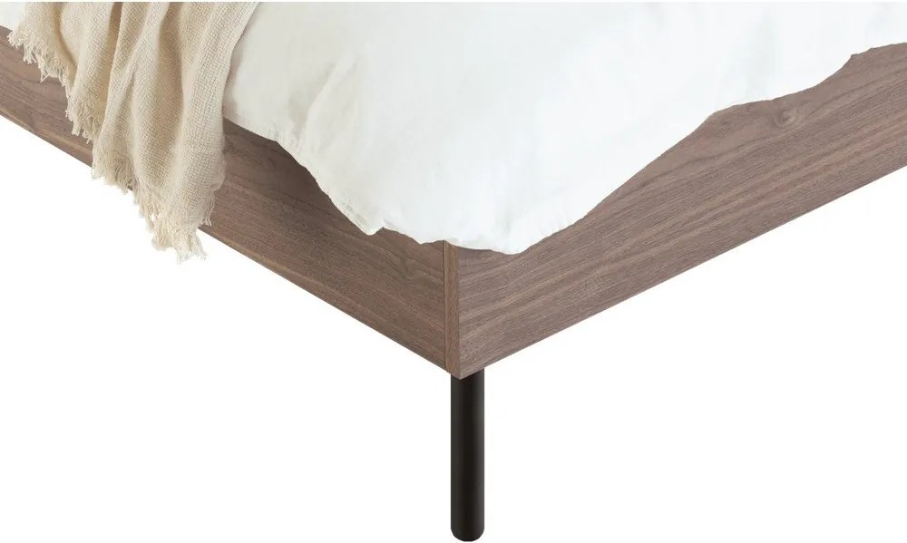 Pat matrimonial în culoare naturală închisă tapițat/din placă aglomerată de lemn cu aspect de lemn de nuc cu somieră 200x200 cm Streiko – noo.ma