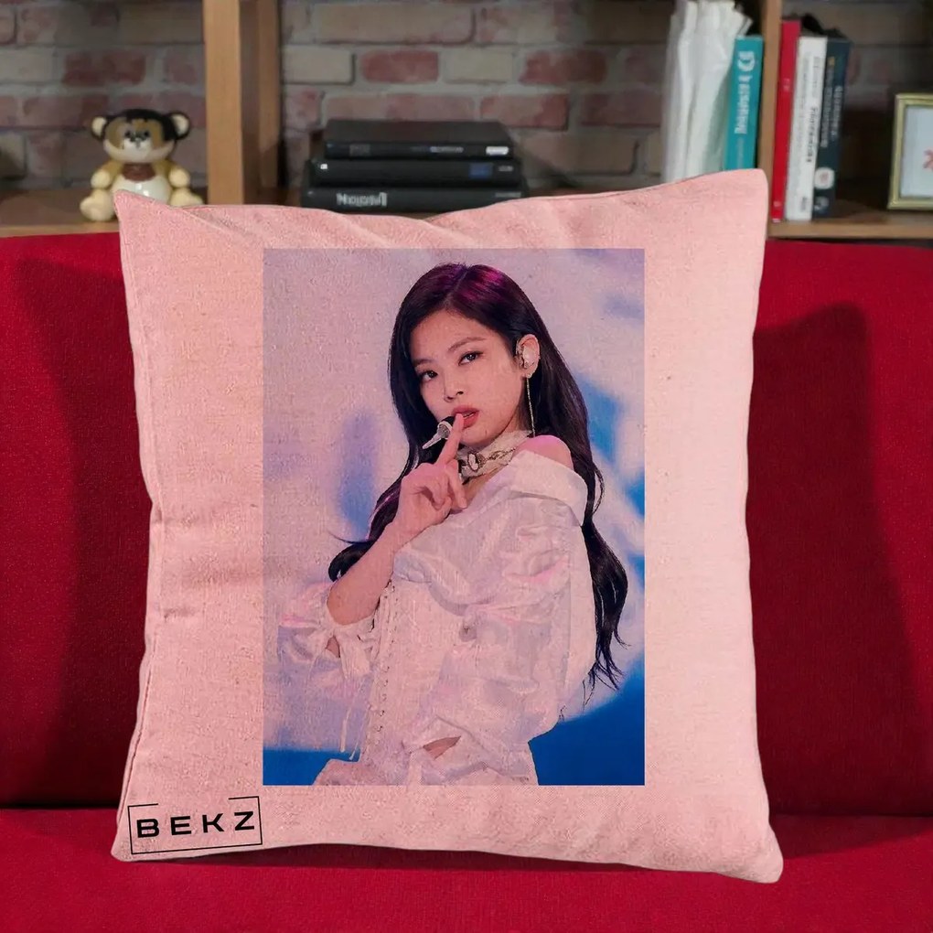 Perna Personalizata K-pop BLACKPINK Jennie Concert Alb cu Microfon, 40x40 cm, Roz, Husa Detasabila, Perna Inclusa, BEKZ®