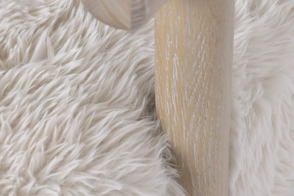 Fotoliu pufos din blană artificială bej natural, structură din lemn de frasin, „Neve"